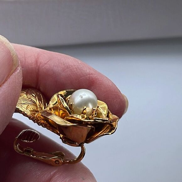 Vintage flower leaf climber clip earrings . - Picture 4 of 7